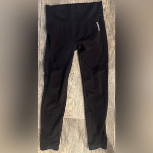 Woman’s black Gym shark workout leggings